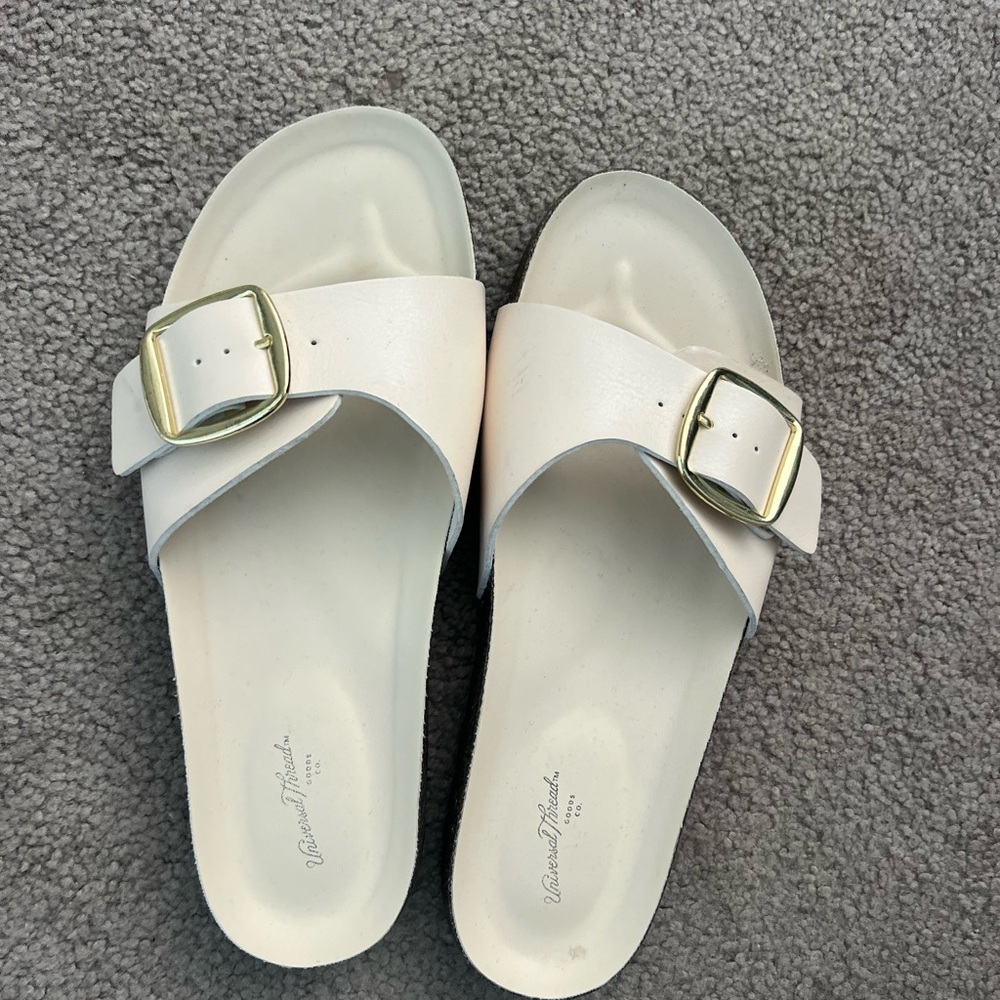 Universal thread— cream colored Cameron single band footbed sandals
